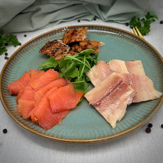 Visplateau met gerookte zalm, forel en makreel