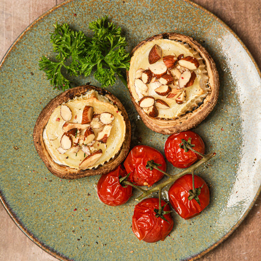 Portobello gevuld met quinoa, vegan feta, spinazie, pijnboompitten en tuinkruiden
