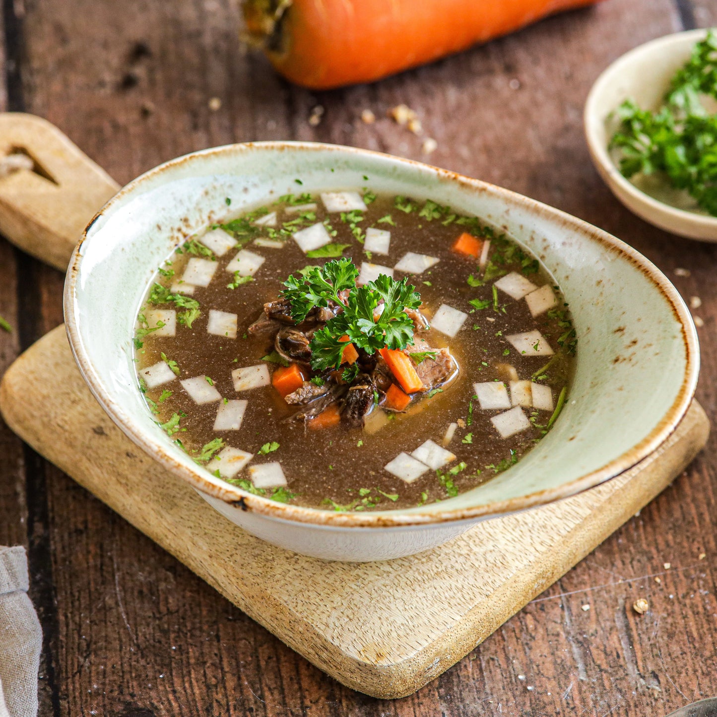 Heldere Ossenstaartsoep met wortel, prei en selderij