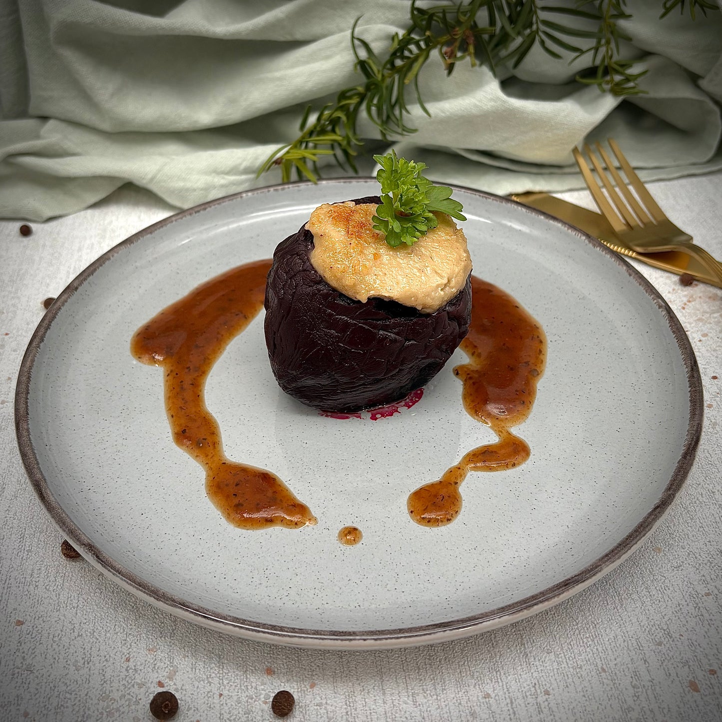 Rode biet rossini met truffeljus en faux gras