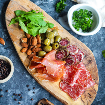 Borrelplateau, Serranoham, Spianata Romana, Fuet, Machego, olijven en gerookte amandelen