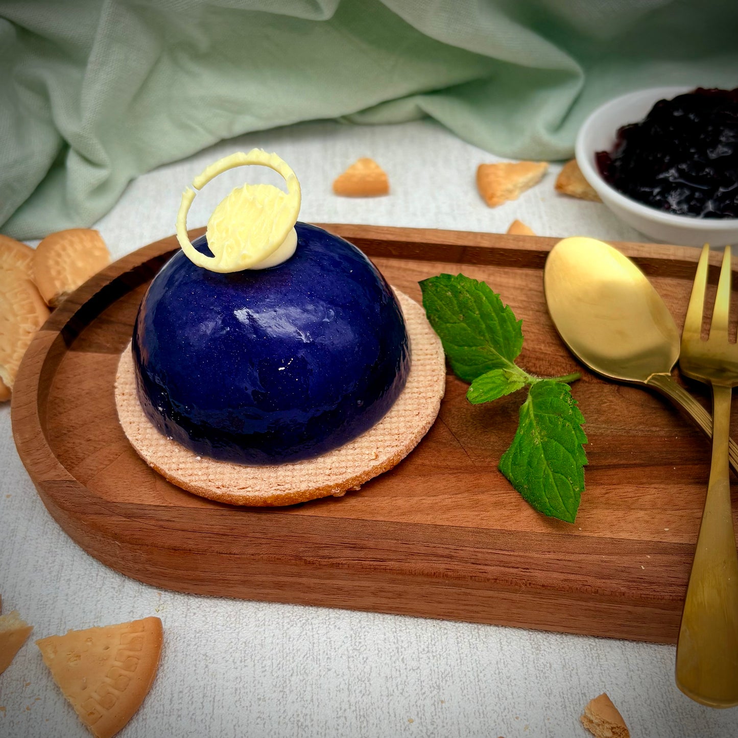 Yogurt-vanillemousse met vulling van braam en bosbes op Bretonse koek