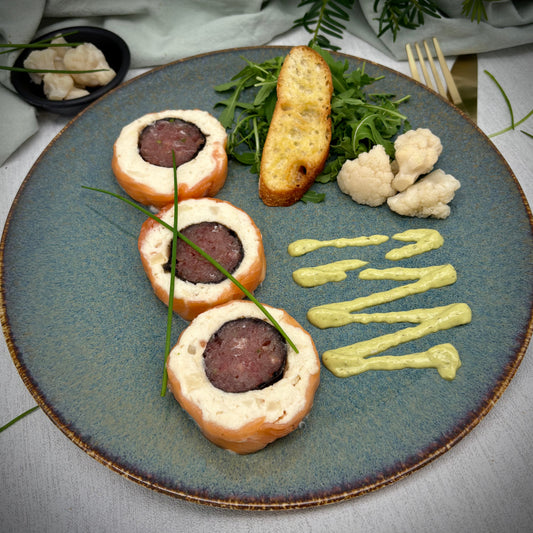 Terrine van zalm, tonijn en botervis met bieslooksaus en zoetzure bloemkool